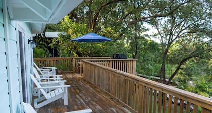 Charming 2BD/2BA Cottage Overlooking Man O' War Harbor, A/C and WiFi