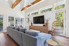 Smart-TV, fotballspill og bordtennis