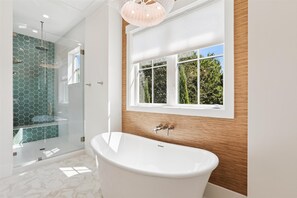 Shower, hair dryer, towels, shampoo - 2 Abalone, New Construction, Free Golf, Lux Finishes, Pool, Spa, Game Room (Hilton Head Island)