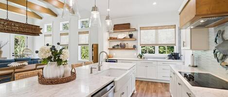 ثلاجة، ميكروويف، فرن، موقد طهي مسطح