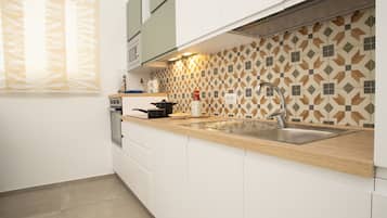 Kühlschrank, Ofen, Herdplatte, Wasserkocher mit Kaffee-/Teezubehör