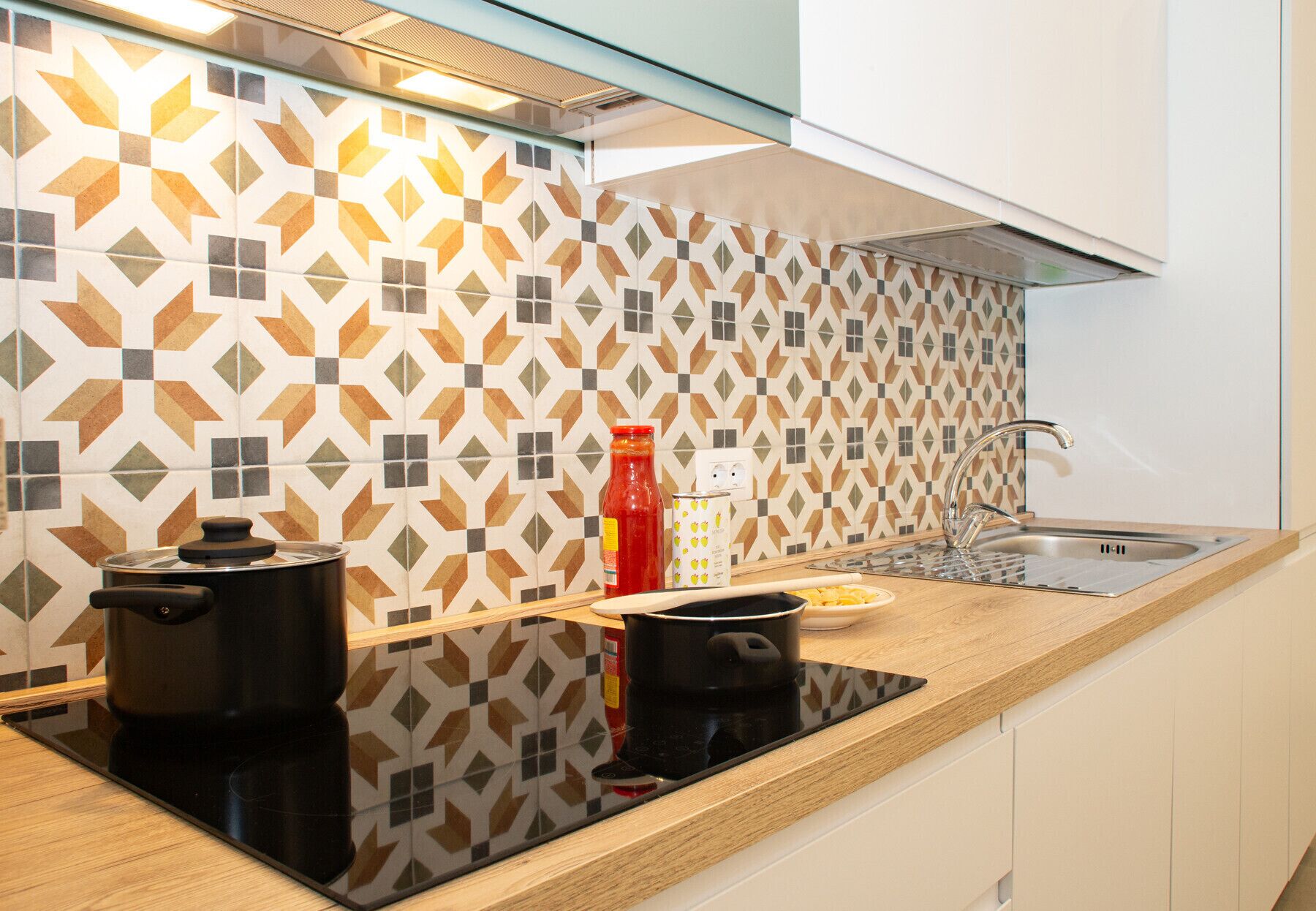 Réfrigérateur, four, cafetière/bouilloire, bouilloire électrique