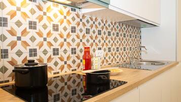 Kjøleskap, ovn, kaffetrakter/tekoker og vannkoker