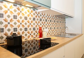 Kühlschrank, Ofen, Herdplatte, Wasserkocher mit Kaffee-/Teezubehör