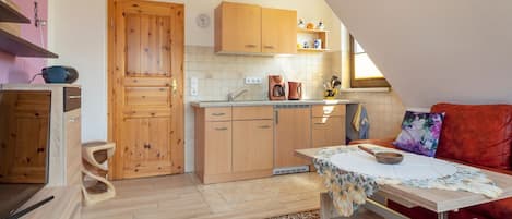 Geladeira, cafeteira/chaleira, chaleira elétrica, torradeira