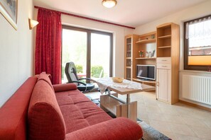 TV, stereo - Haus Ahrens apartment 2 - relaxation and adventure: your vacation apartment on the (Zingst (Ostseeheilbad))