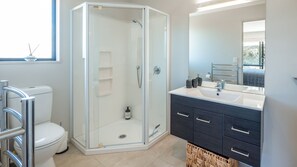Dusche, Haartrockner, Handtücher, Seife