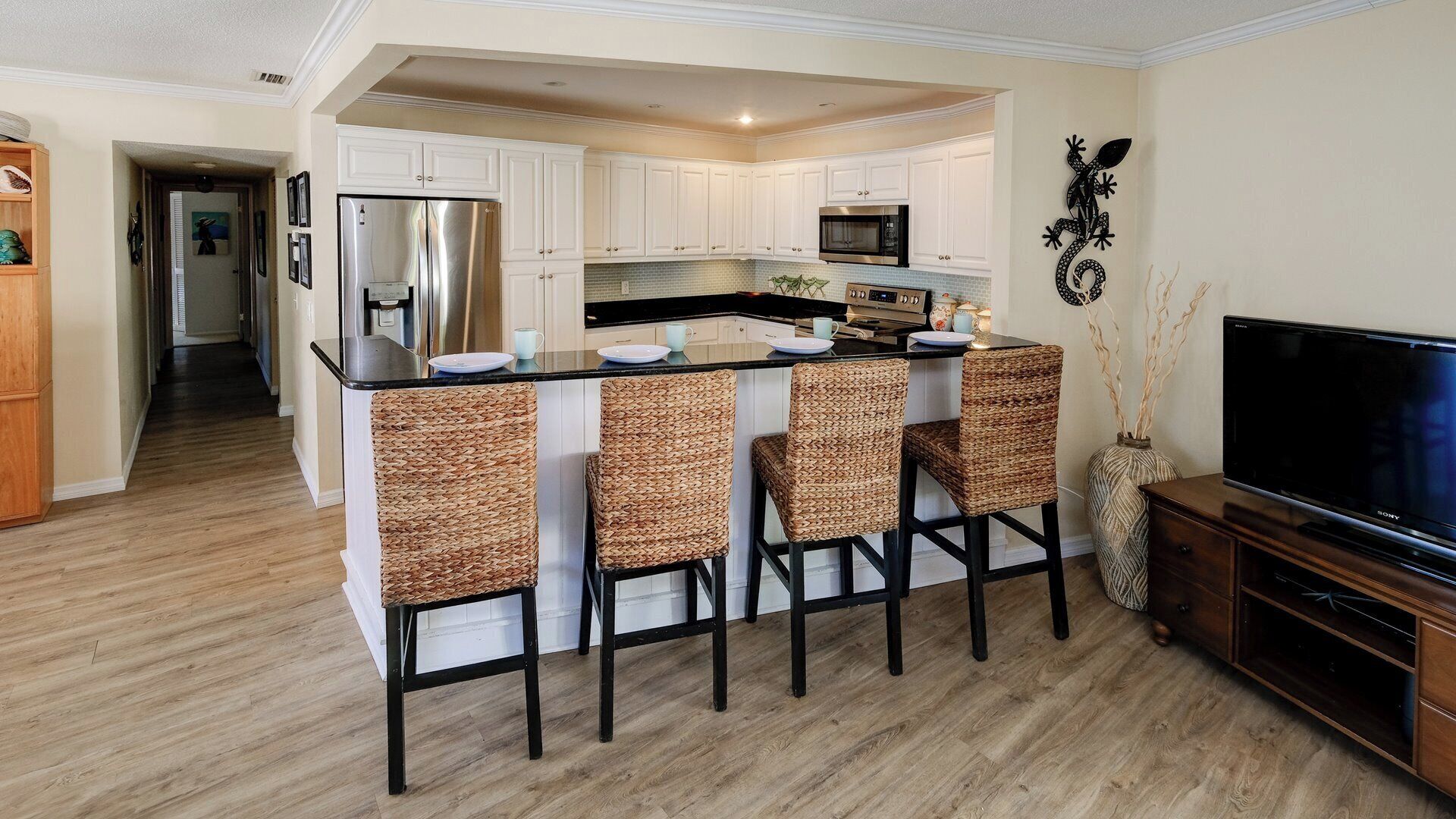 Réfrigérateur, four à micro-ondes, un four, surface de cuisson