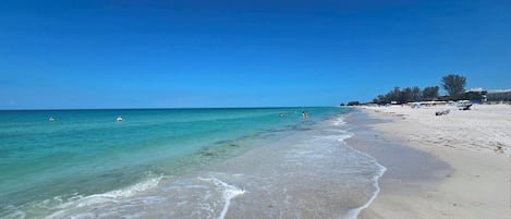 En la playa, camastros y toallas de playa