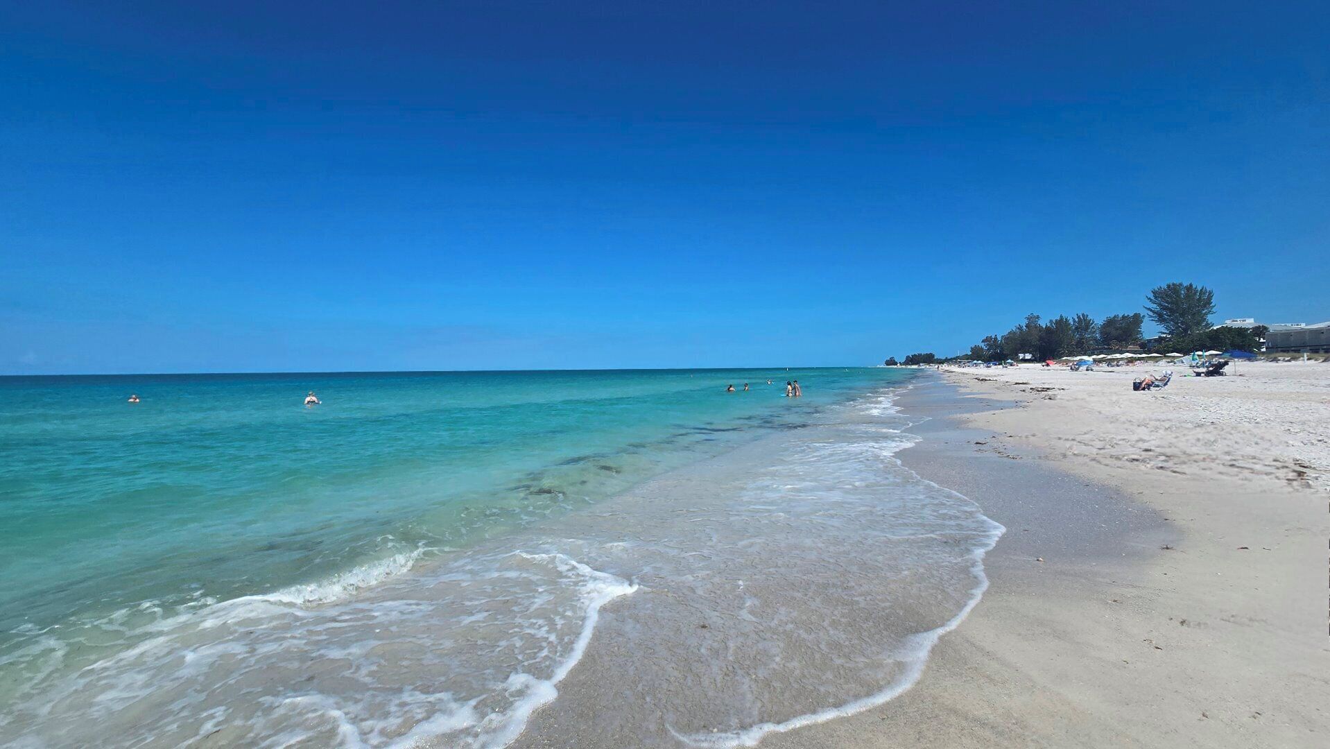 Sulla spiaggia, lettini da mare, teli da spiaggia