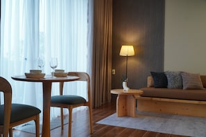Exclusive Apart Daire, Resort Manzaralı | Oturma alanı | Kablolu TV kanalları bulunan 32 inç televizyon 