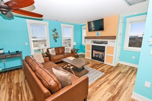 Télévision, cheminée, baby-foot, livres