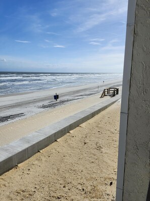 På stranden