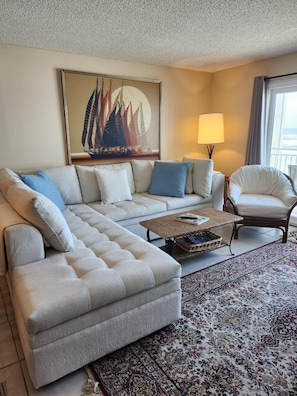 Fernseher, DVD-Player, Arbeitsbereiche