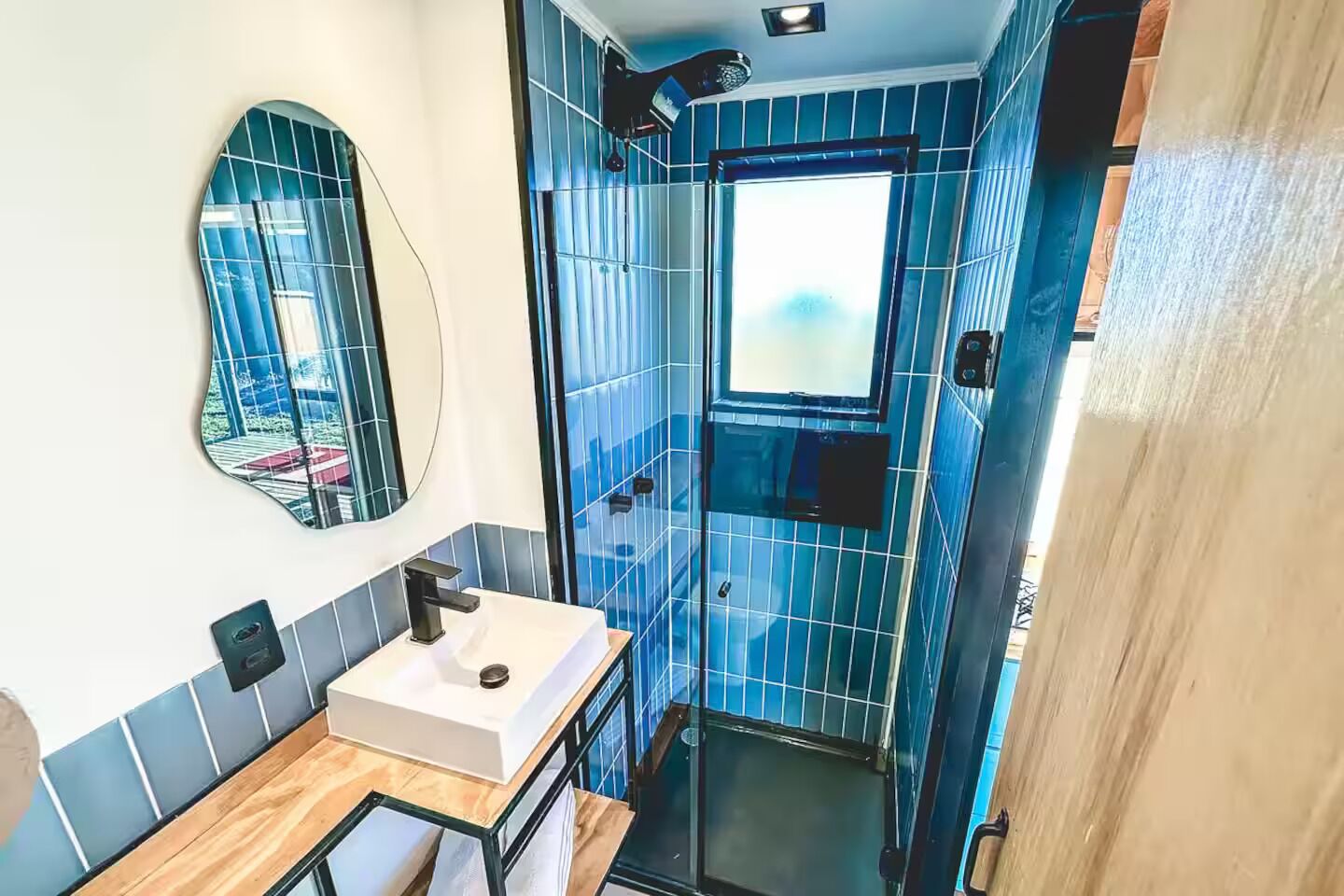 Toalhas de banho, sabonete, papel higiênico 