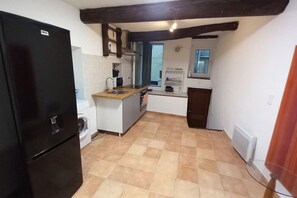 Kühlschrank, Mikrowelle, Herdplatte, Wasserkocher mit Kaffee-/Teezubehör