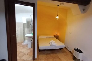 1 chambre, fer et planche à repasser, Wi-Fi gratuit, draps fournis