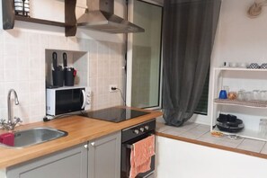 Kühlschrank, Mikrowelle, Herdplatte, Wasserkocher mit Kaffee-/Teezubehör