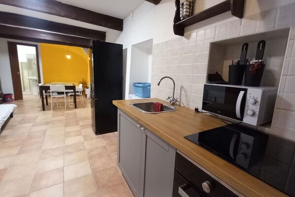 Kühlschrank, Mikrowelle, Herdplatte, Wasserkocher mit Kaffee-/Teezubehör