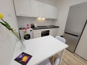 Fridge, oven, stovetop, coffee/tea maker