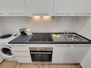 Fridge, oven, stovetop, coffee/tea maker