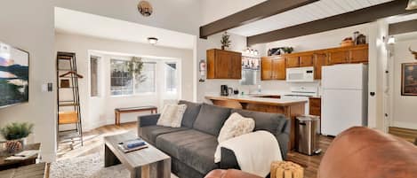 Een smart-tv, een open haard en tafelvoetbal