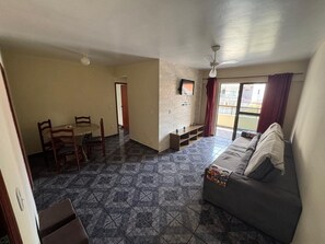 Apartamento básico, 2 habitaciones, balcón, vistas a la ciudad | Sala de estar