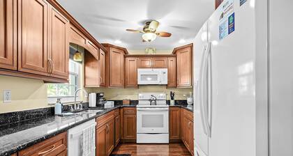 Bokeelia Oasis! Heated Pool, Sleeps 12!