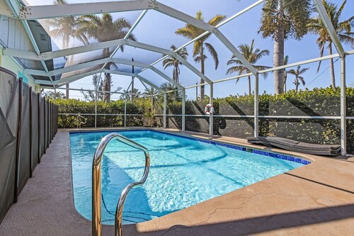 Bokeelia Oasis! Heated Pool, Sleeps 12!