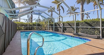 Bokeelia Oasis! Heated Pool, Sleeps 12!