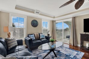 Smart TV - Beach Condo Walking Distance Heated Pool Access (Tybee Island)