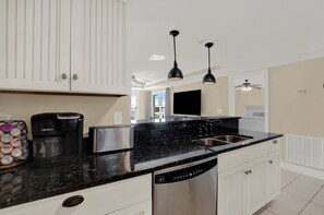 Een koelkast, een microgolfoven, een oven, een kookplaat