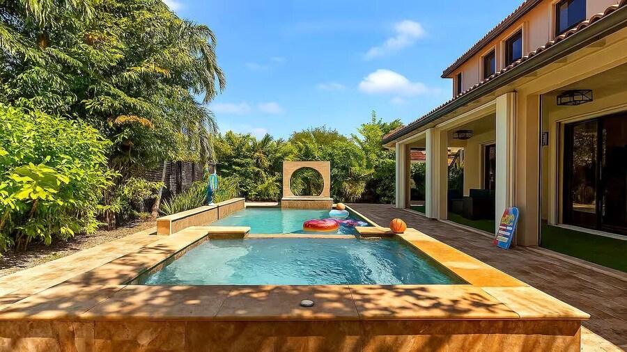 Avatar Lakefront Villa - Heated Pool & Cinema in Miami