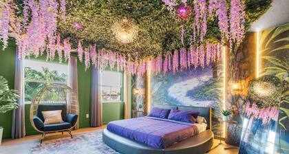 Themed Glow Villa • 4K Cinema • Heated Pool • Lake • Sleeps 12