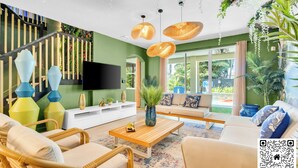 Uma sala de estar moderna com um sofá, mesa de centro e plantas decorativas.