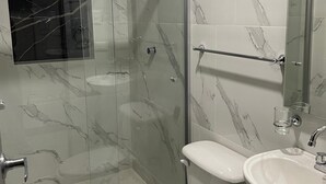 A bathroom with a glass-enclosed shower, a toilet, and a sink. - Double Suite- 500m from "La Lomita". (Culiacán Rosales)