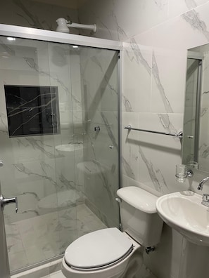 Håndklær, såpe og toalettpapir