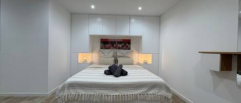 Skrivebord, wi-fi (inkludert) og sengetøy