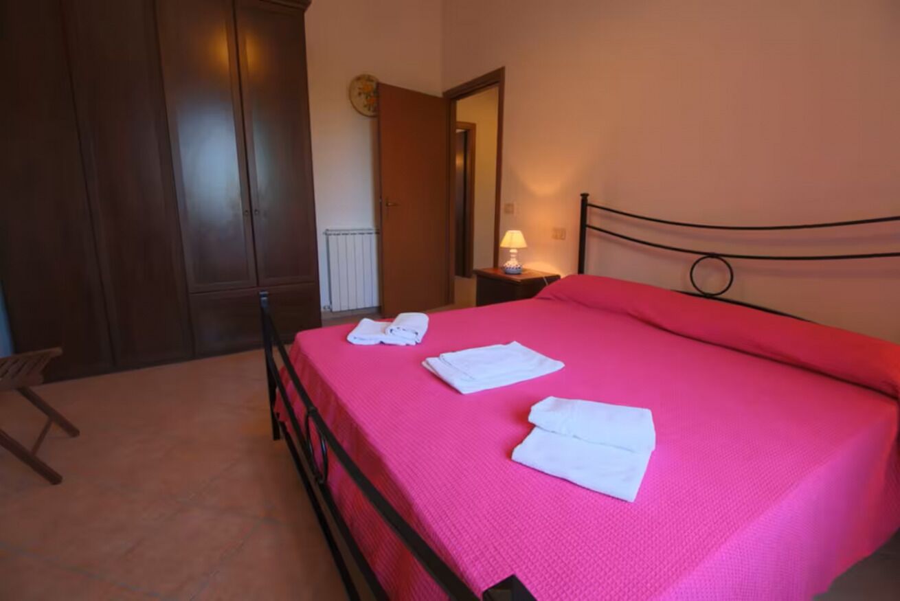 11 bedrooms, iron/ironing board, bed sheets