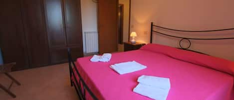 11 bedrooms, iron/ironing board, bed sheets
