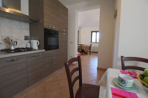 Fridge, oven, stovetop, coffee/tea maker