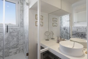 Dusche, Haartrockner, Bidet, Handtücher