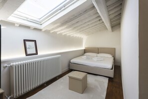 2 bedrooms, desk, iron/ironing board, bed sheets