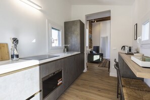 Fridge, oven, stovetop, dishwasher