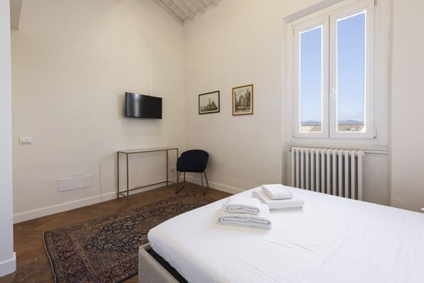 2 bedrooms, desk, iron/ironing board, bed sheets