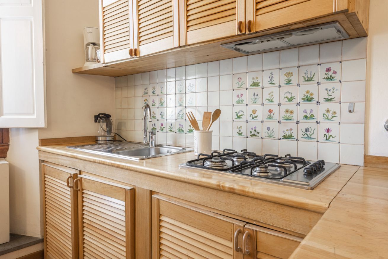 Réfrigérateur, micro-ondes, plaque de cuisson, cafetière/bouilloire