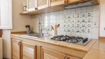 Køleskab, mikrobølgeovn, kogeplade, kaffe-/temaskine