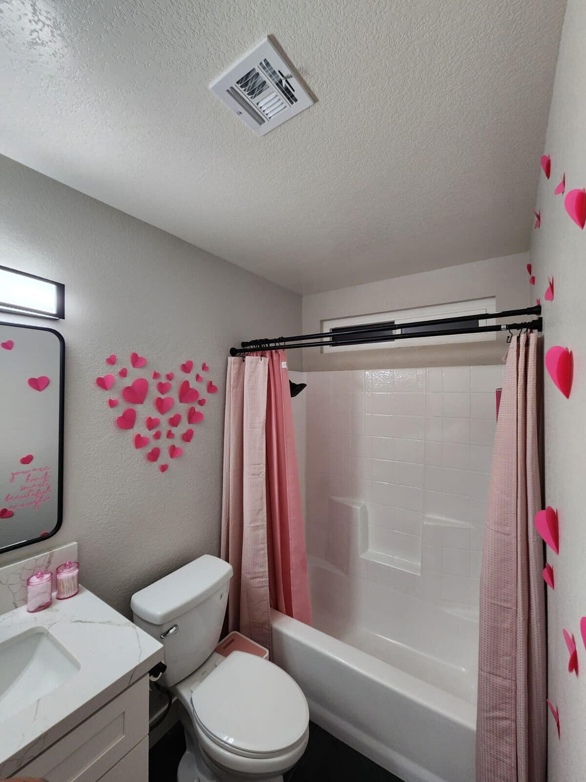 Une salle de bain avec des toilettes, un lavabo et une baignoire.
