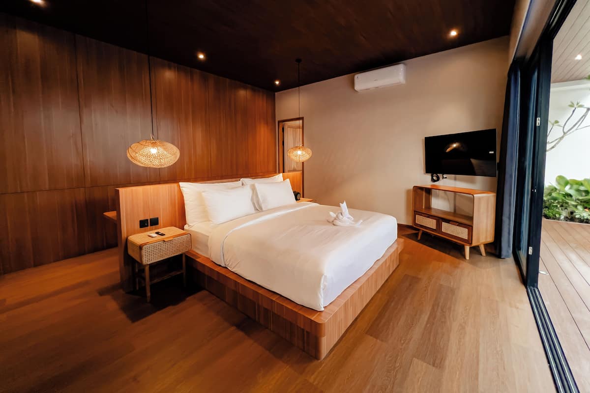 مكتب ومساحة عمل للكمبيوتر المحمول ومكواة/لوح كي وواي فاي مجانًا