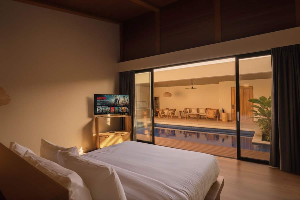 مكتب ومساحة عمل للكمبيوتر المحمول ومكواة/لوح كي وواي فاي مجانًا